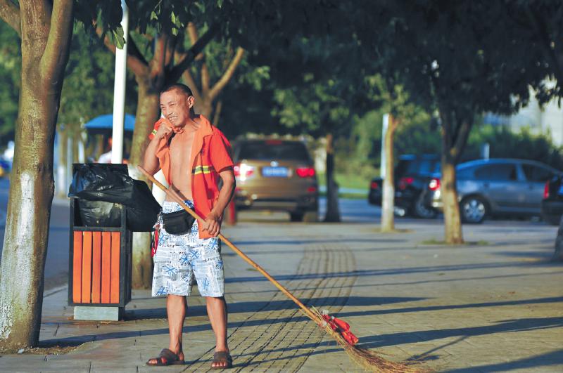 夏天打扫卫生就用电动扫地车 夏天打扫卫生就用电动扫地车