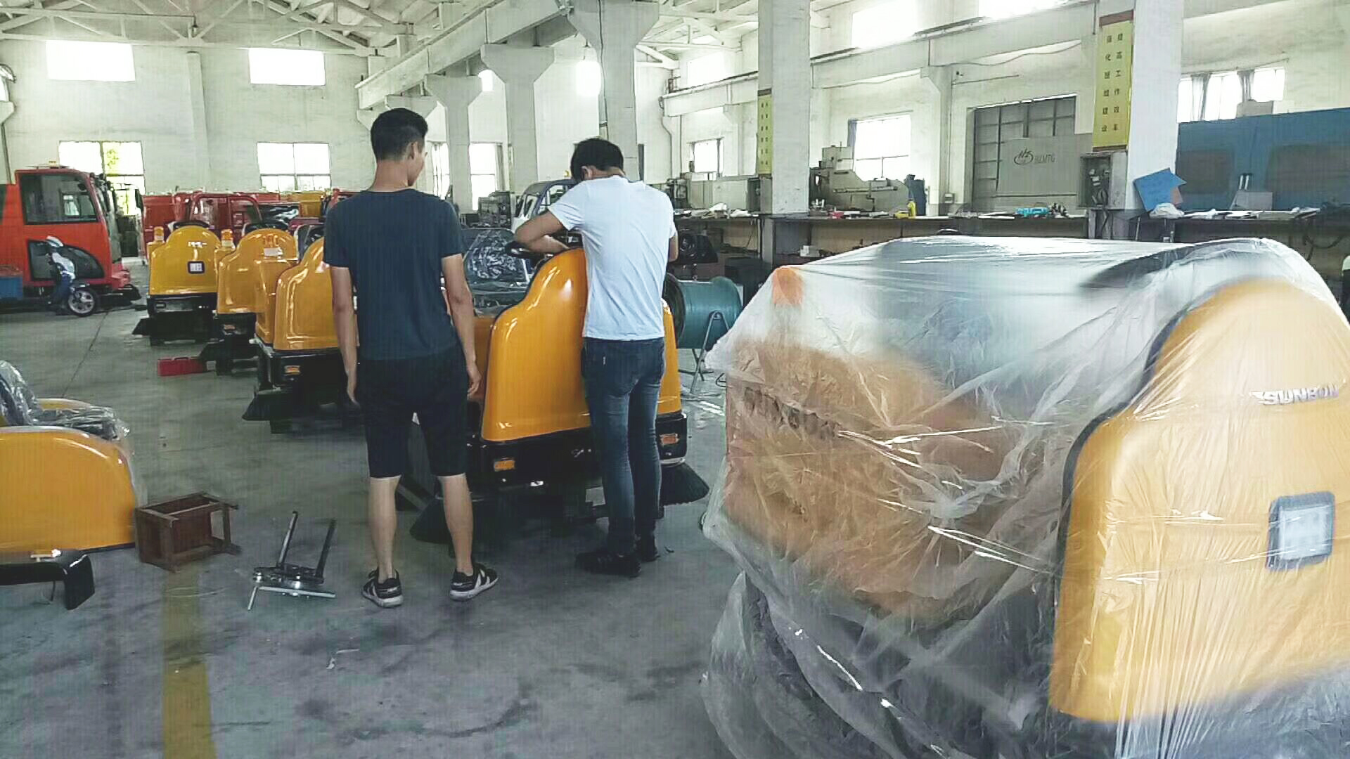 小型车间扫地机陆续出货江苏沙钢集团 小型车间扫地机陆续出货江苏沙钢集团