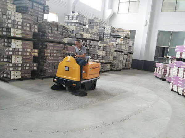 驾驶式扫地机在地板类板材工厂的应用 驾驶式扫地机在地板类板材工厂的应用