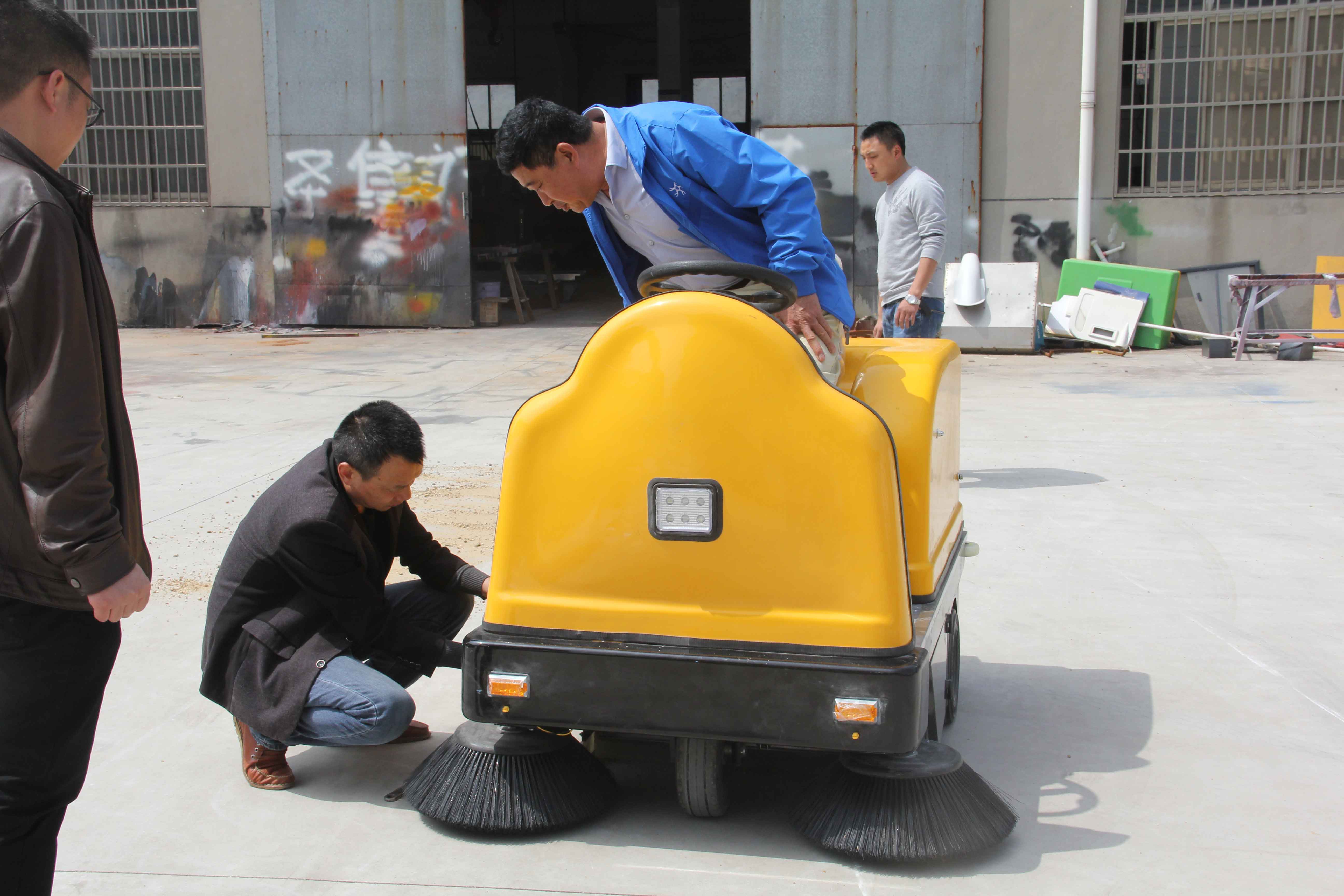 扫地车厂家解密底盘保养的重要性