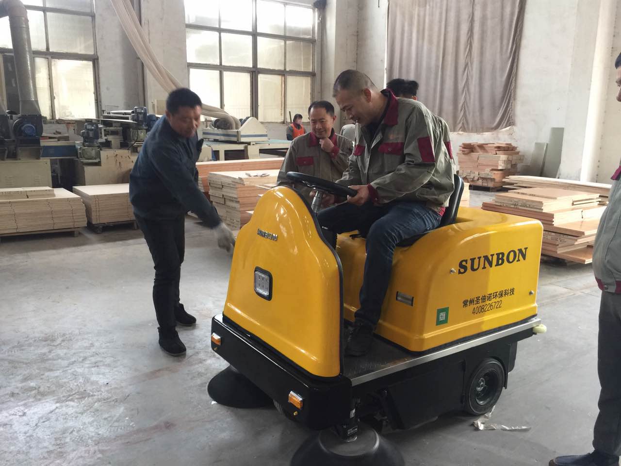 驾驶式扫地机在地板类板材工厂的应用 驾驶式扫地机在地板类板材工厂的应用