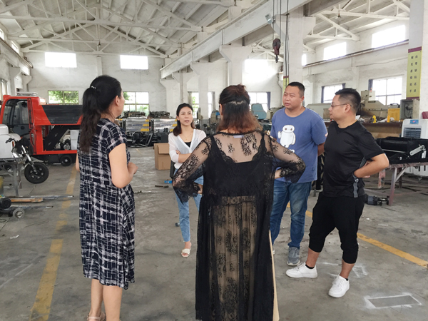 无锡客户参观工厂预购电动扫地机2000A 无锡客户参观工厂预购电动扫地机2000A
