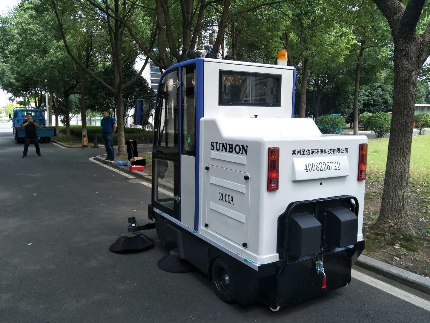驾驶式扫地机成为公园保洁利器