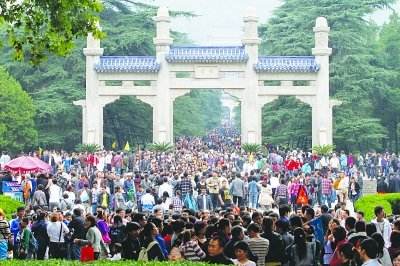 十一黄金周垃圾清理,怎能少的了圣倍诺扫地车呢? 十一黄金周垃圾清理,怎能少的了圣倍诺扫地车呢?