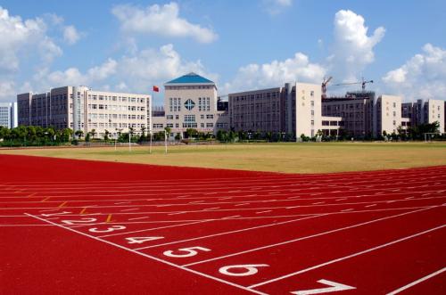 学校塑胶跑道可以使用驾驶式扫地机吗 学校塑胶跑道可以使用驾驶式扫地机吗