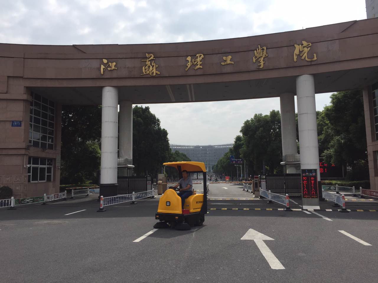 学校塑胶跑道可以使用驾驶式扫地机吗 学校塑胶跑道可以使用驾驶式扫地机吗