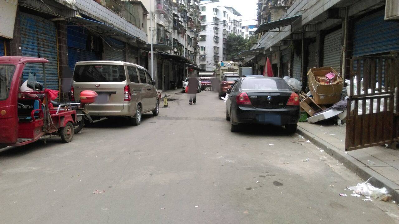 驾驶式扫地机助力解决背街小巷环境问题 驾驶式扫地机助力解决背街小巷环境问题