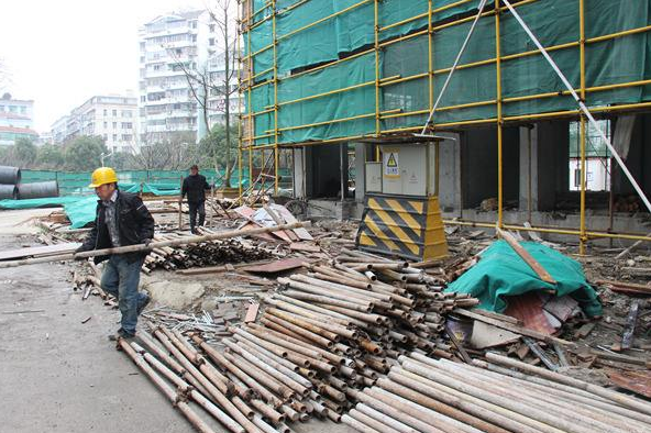 电动扫地车有效解决建筑工地施工扬尘难题 电动扫地车有效解决建筑工地施工扬尘难题