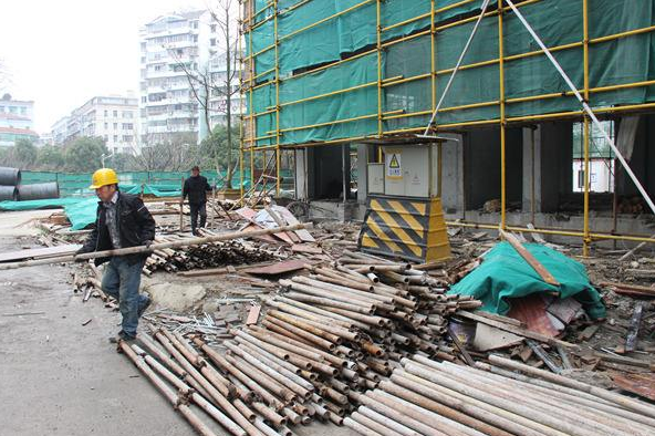 电动扫地车有效解决建筑工地施工扬尘难题