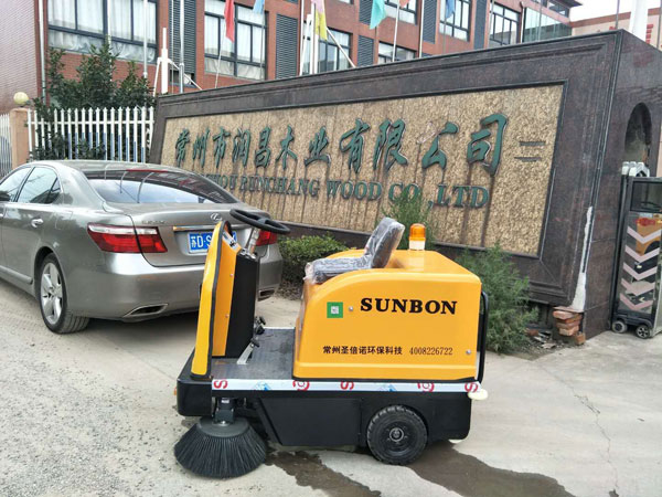 驾驶式扫地机在地板类板材工厂的应用 驾驶式扫地机在地板类板材工厂的应用