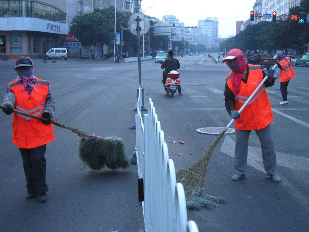 电动扫地车成为城市环卫标配