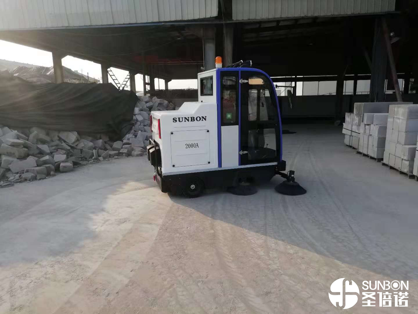 电动扫地车为建材厂提供清洁方案
