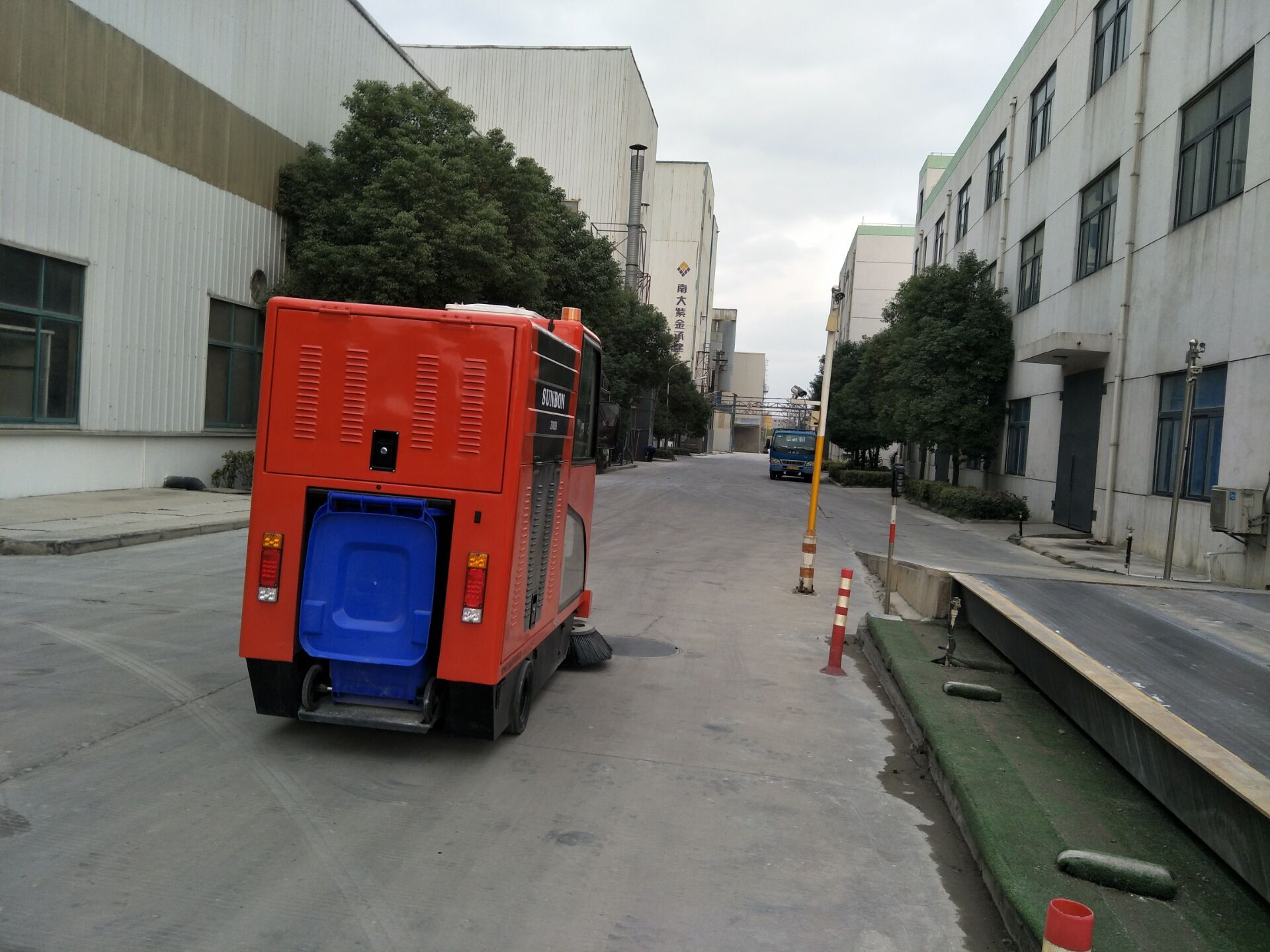 驾驶式扫地车在工厂企业的清洁优势