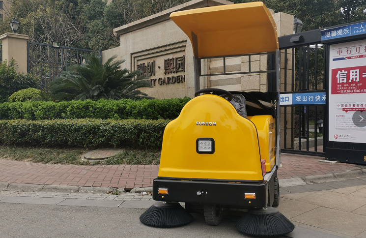 小型电动扫地车服务于物业小区