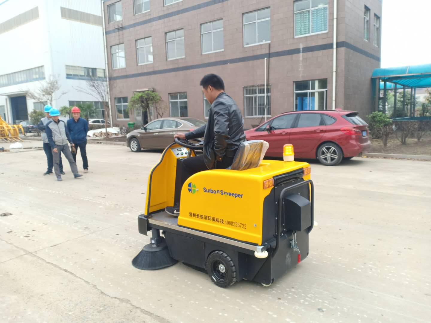 电动清扫车入驻无锡锦汇建筑科技公司