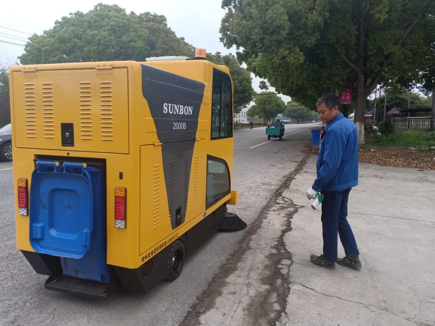 电动清扫车对乡村街道保洁带来了很多便利
