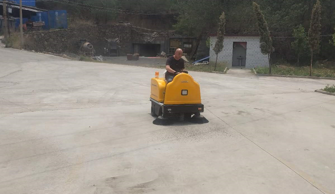 电动扫地机和吸尘车进驻江西某矿产品公司 电动扫地机和吸尘车进驻江西某矿产品公司