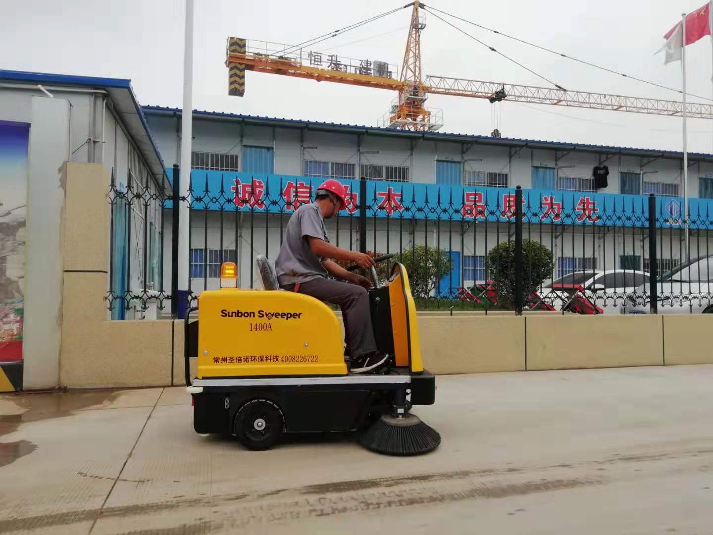 小型扫地车进驻河南安阳某建筑工地