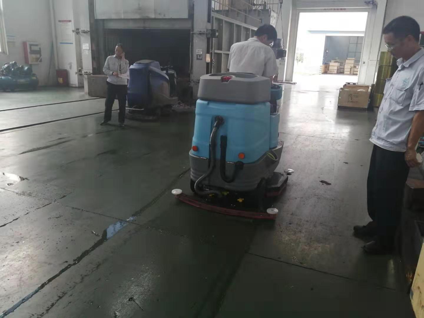 机械厂油污地面保洁交给双吸盘洗地机