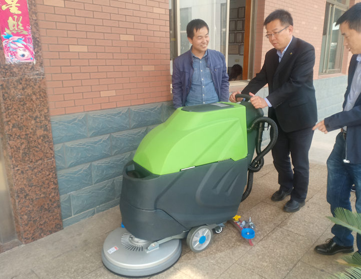 苏州某化纤公司来厂考察体验手推式洗地机