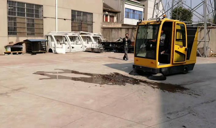 无锡某物业公司来厂体验电动扫地车 无锡某物业公司来厂体验电动扫地车