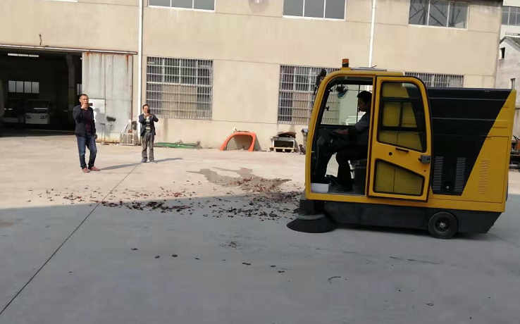 无锡某物业公司来厂体验电动扫地车 无锡某物业公司来厂体验电动扫地车