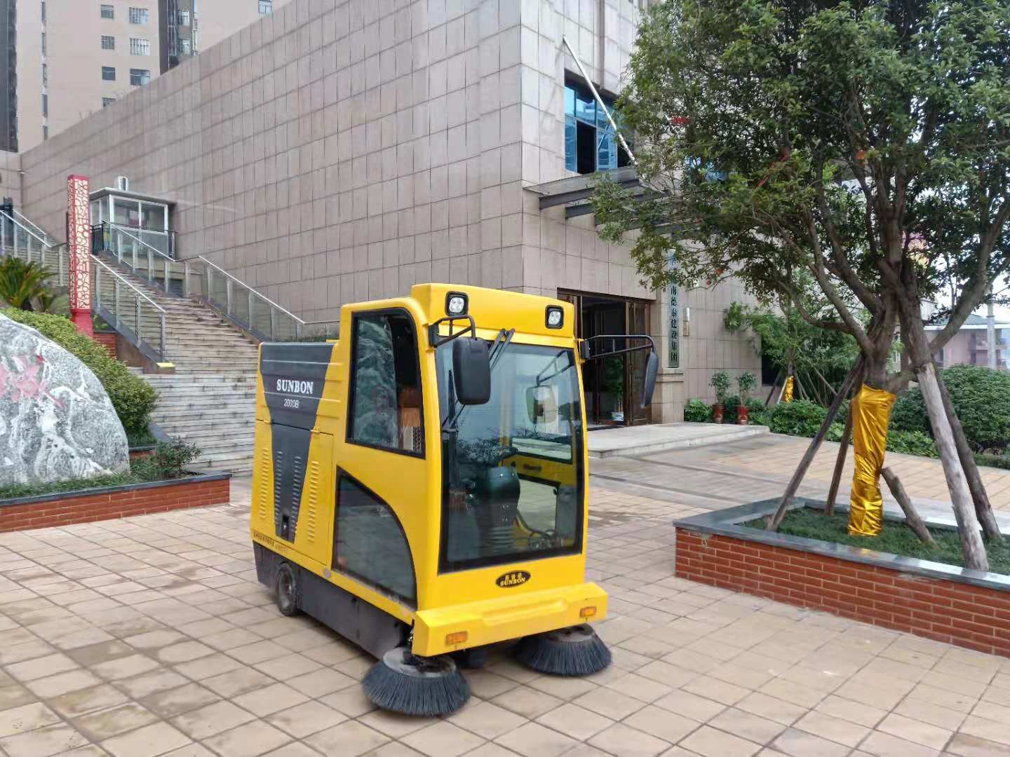 为什么在城市能看到越来越多的驾驶式电动扫地车？