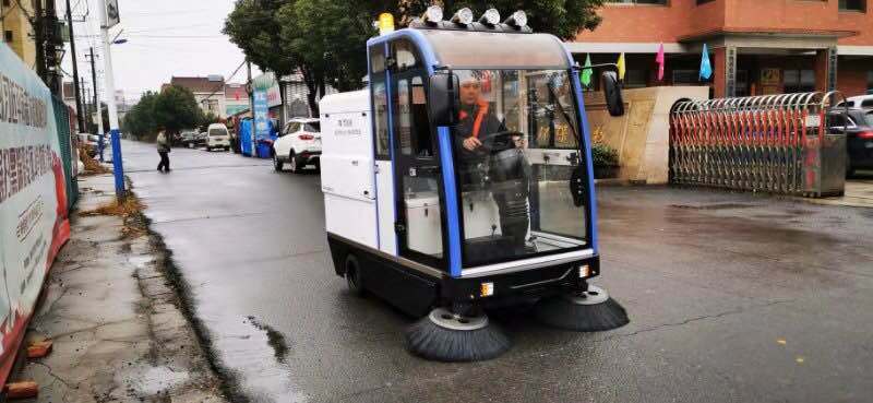 圣倍诺新款自卸式电动扫地车助力战“疫”