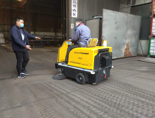 常州前黄某工厂客户采购圣倍诺驾驶式电动扫地车