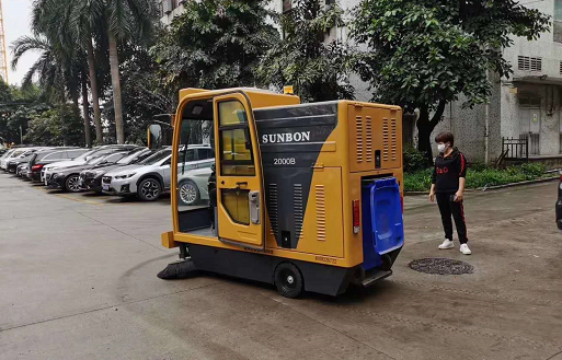 上海某阀门公司咨询圣倍诺2000B驾驶式电动扫地车