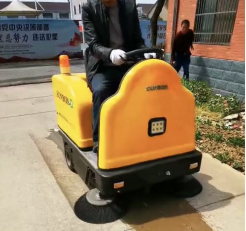 江苏某货架生产企业咨询采购小型电动扫地车