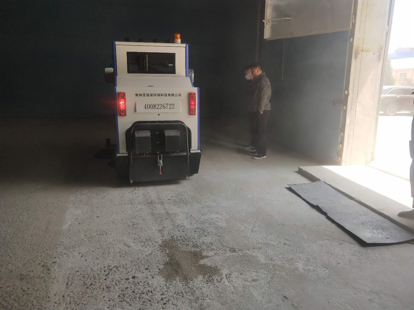 兴化某米业采购圣倍诺2000A驾驶式电动扫地车
