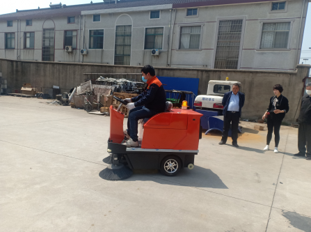 新疆某二中采购小型扫地机进行跑道清扫工作