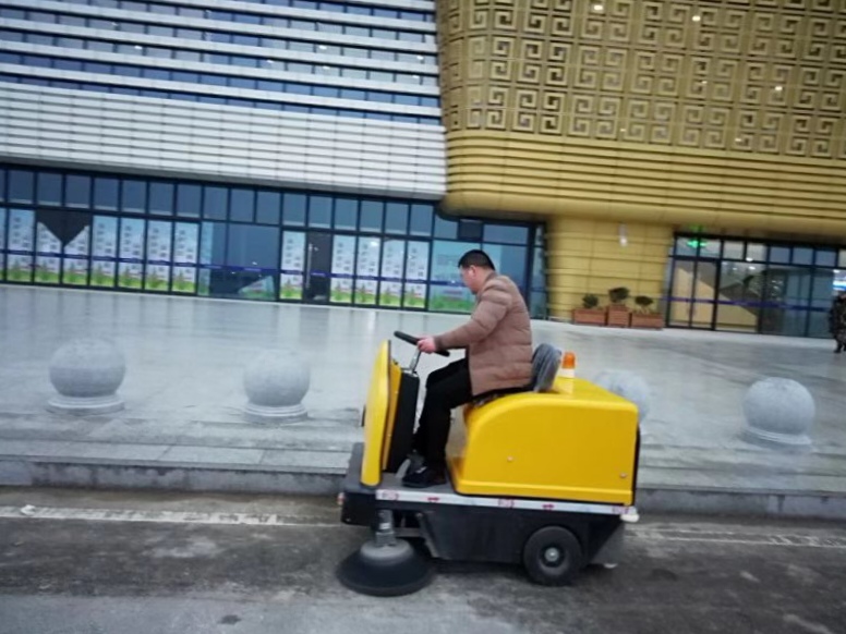 淮南高铁站使用1400驾驶式电动扫地车清扫消毒