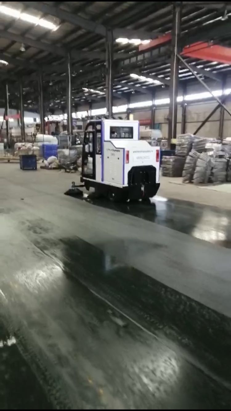 河北霸州某汽修厂采购圣倍诺2000A型电动扫地车