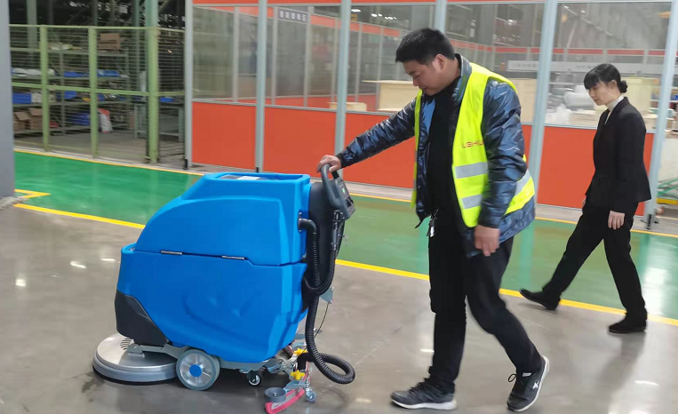 2000AW电动扫地车和900洗地机在南京包装厂案例