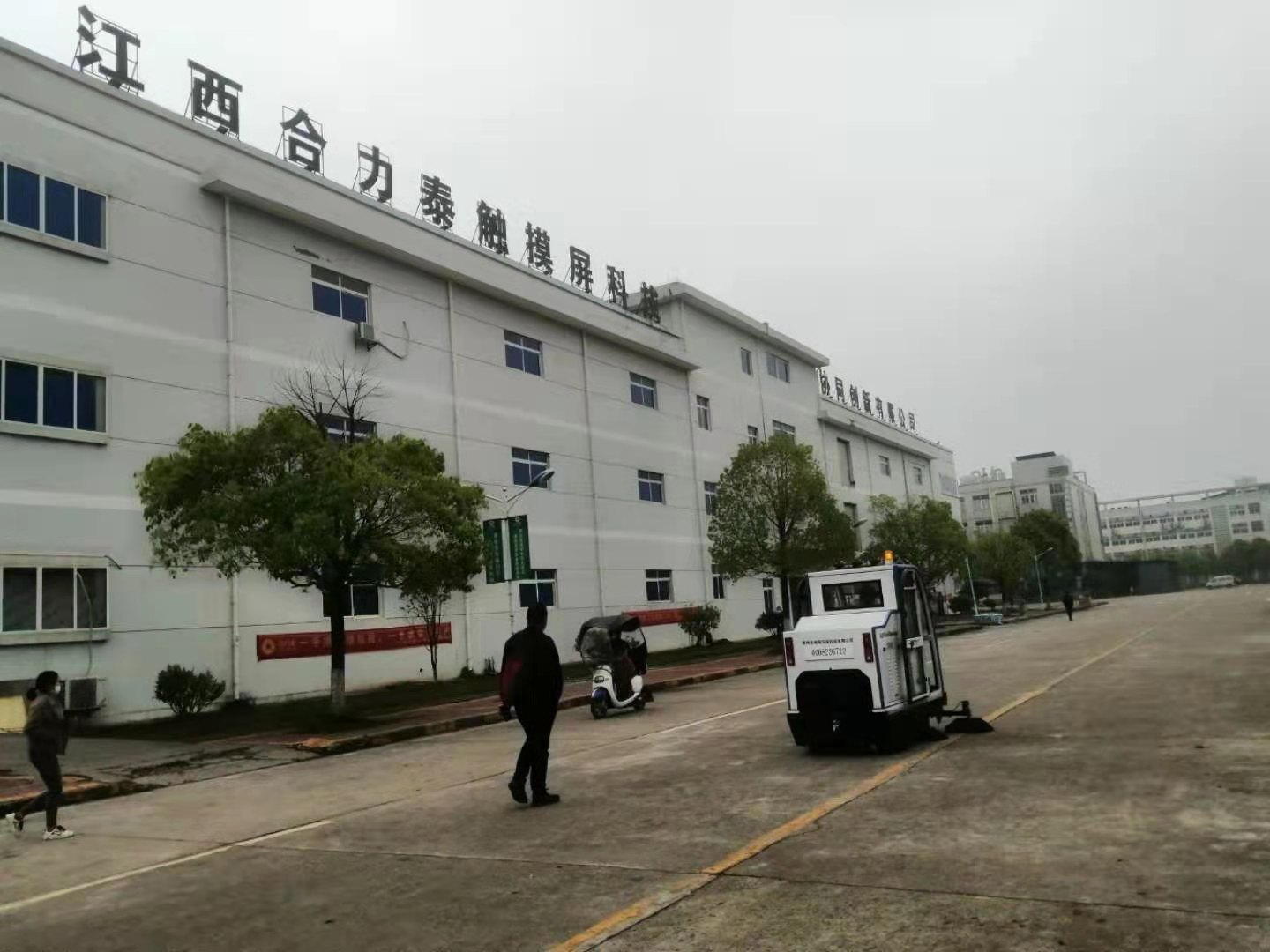 2000A工厂扫地机进驻江西某科技公司