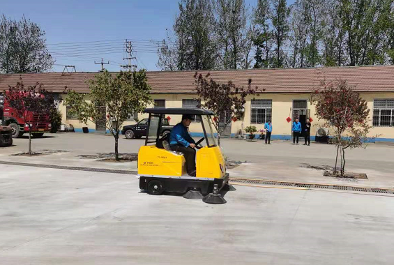 1800A厂区清扫车顺利交付山东潍坊某机械设备公司