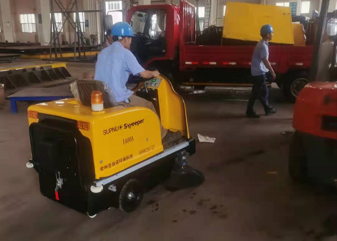 小型电动扫地车进驻常州某机械厂