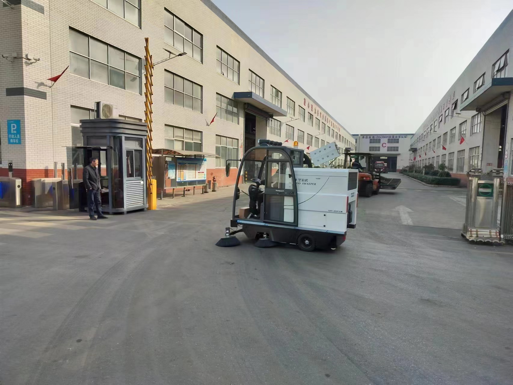 圣倍诺2000AW工业清扫车进驻无锡某科技公司