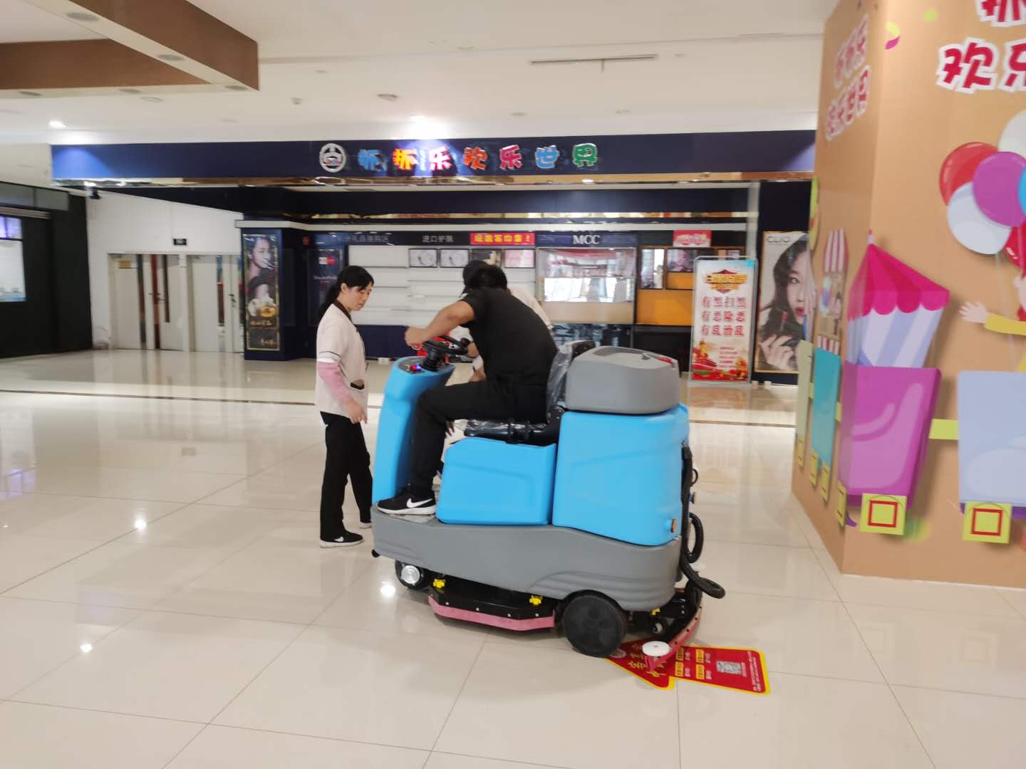 驾驶式电动洗地机是商场清洁的新宠儿！