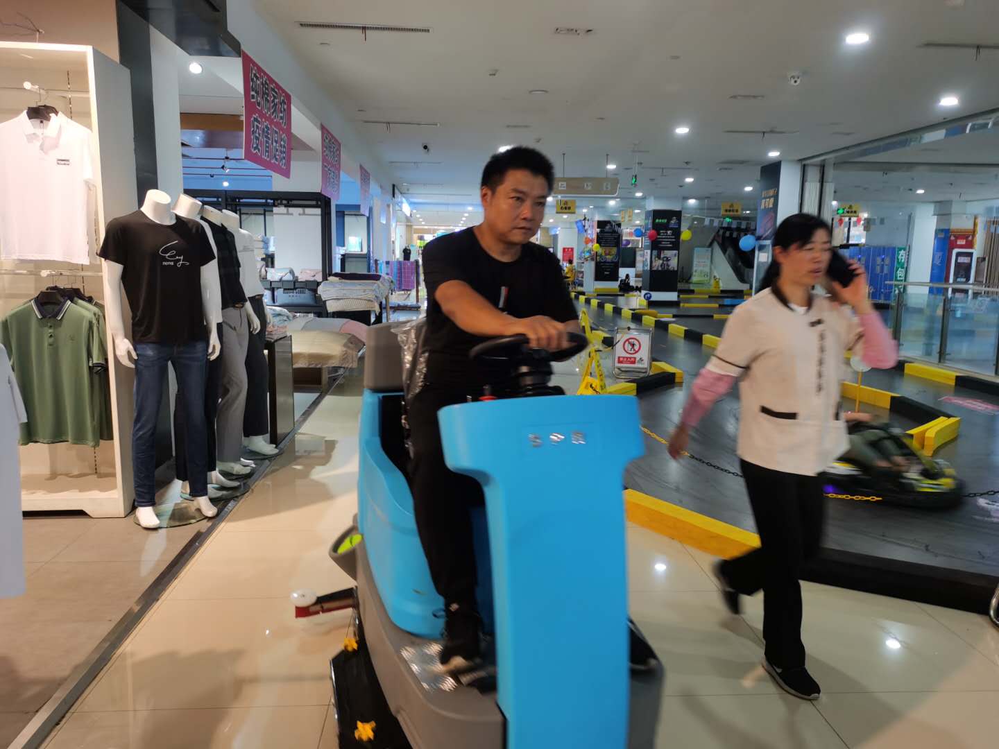 驾驶式电动洗地机是商场清洁的新宠儿！