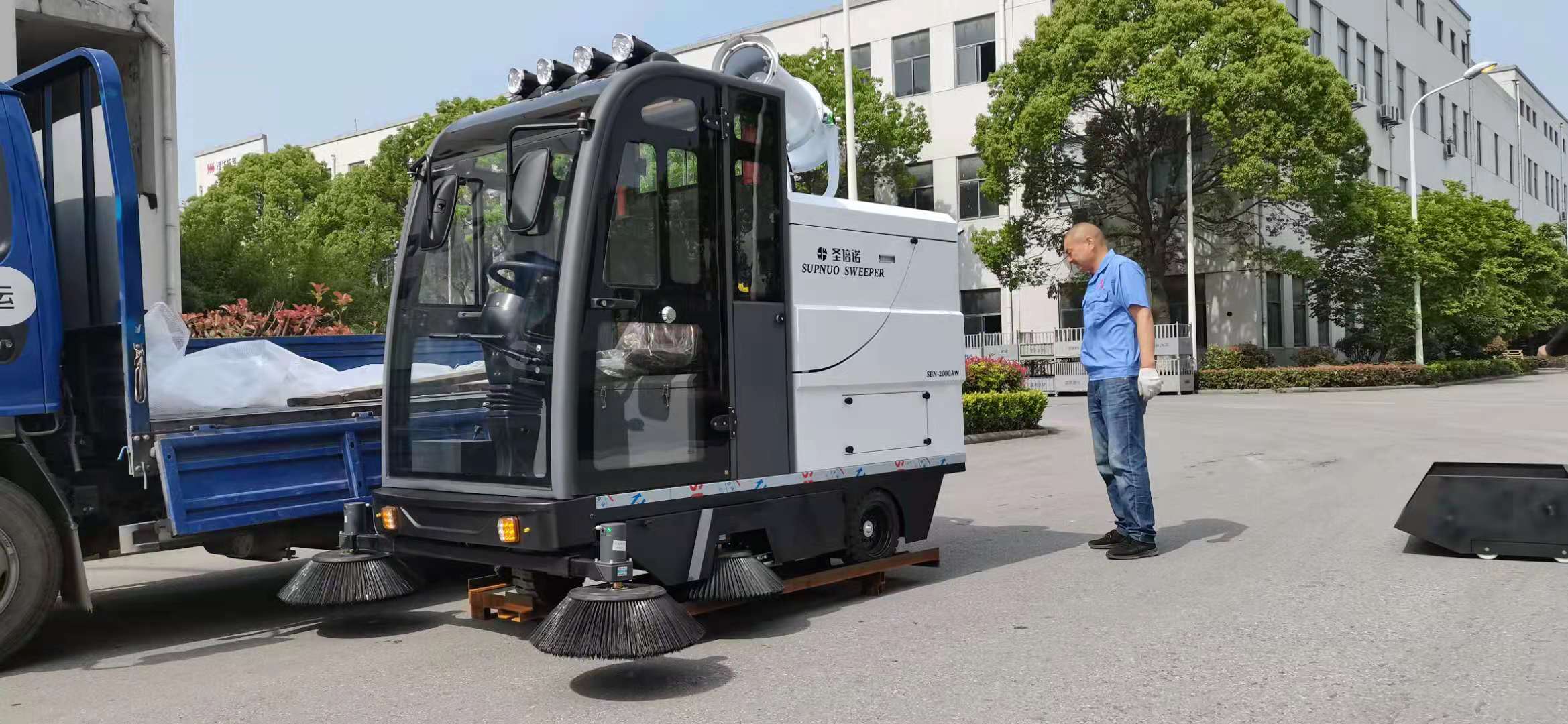 电动驾驶扫地机成为景区不可或缺的清洁设备