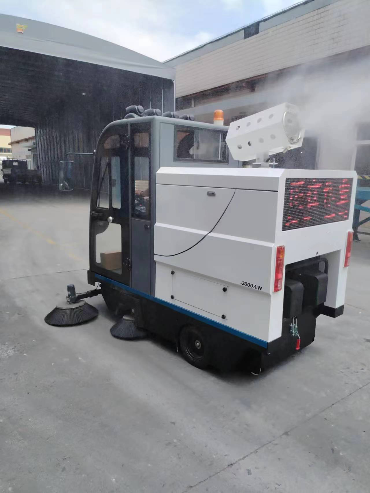 驾驶式小型电动扫地车集吸尘、洒水于一体，操作简单