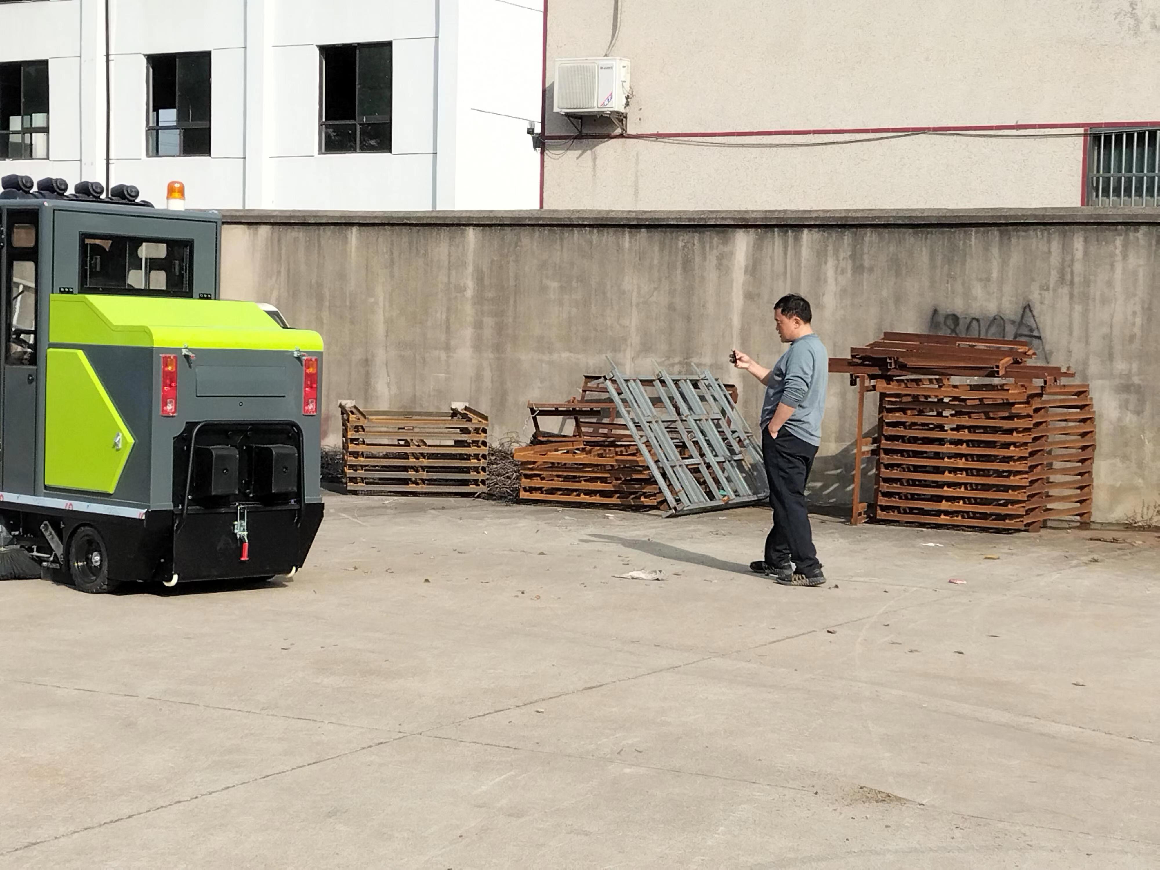 驾驶室电动清扫车：提升社区清洁度的利器