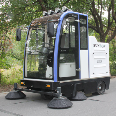  驾驶式扫地机助力解决背街小巷环境问题