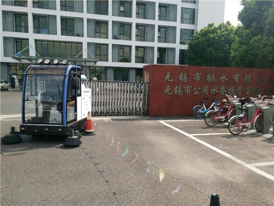 电动扫地机2000A顺利交付无锡市排水有限公司