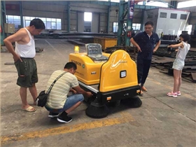 小型车间扫地机顺利交付江苏金安钢构