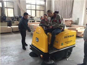 驾驶式扫地机在地板类板材工厂的应用 驾驶式扫地机在地板类板材工厂的应用