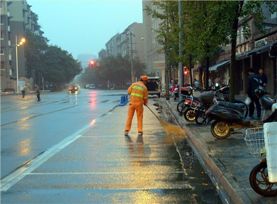 圣倍诺电动驾驶式扫地车，城市清洁的“守护者”